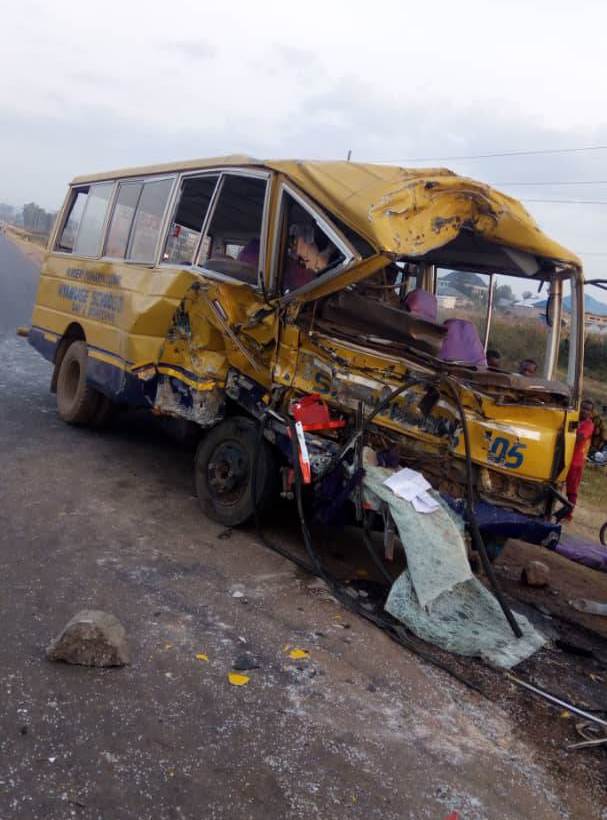 Magari ya kubeba wanafunzi yagongana