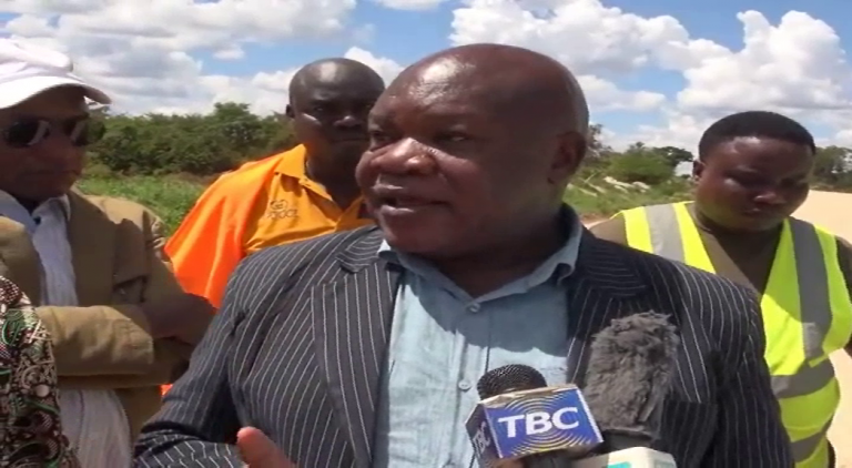 Waziri aagiza uchunguzi ujenzi wa barabara Tabora