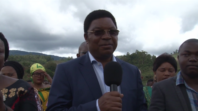 Waziri Mkuu Majaliwa aridhishwa na kazi ya ujenzi wa barabara  ya Mbinga