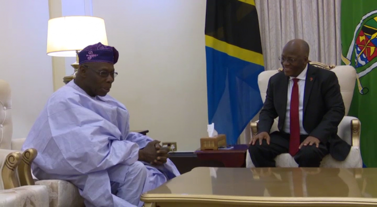 Rais Magufuli azungumza na Rais wa zamani wa Nigeria