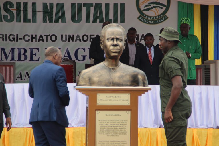 Rais John Magufuli apokea tuzo za mlima Kilimanjaro na hifadhi ya Serengeti