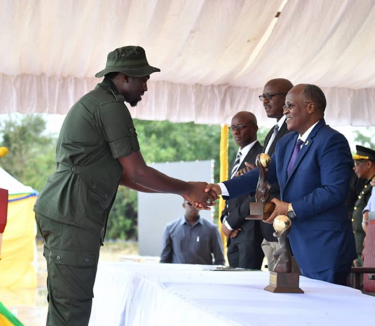 Picha za Tuzo alizopokea Rais Magufuli kutoka kwa Waziri Kigwangalla