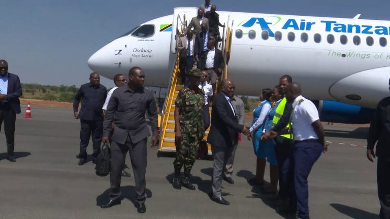 Rais Dkt . John Magufuli atua Chato kwa ndege,ikiwa ni mara ya kwanza katika uwanja huo