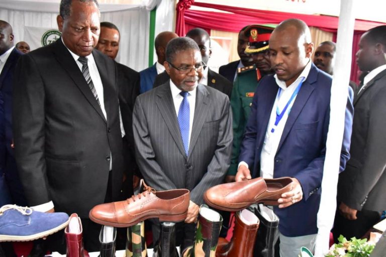 Dkt Shein Afurahishwa na bidhaa za ngozi za kiwanda cha Karanga