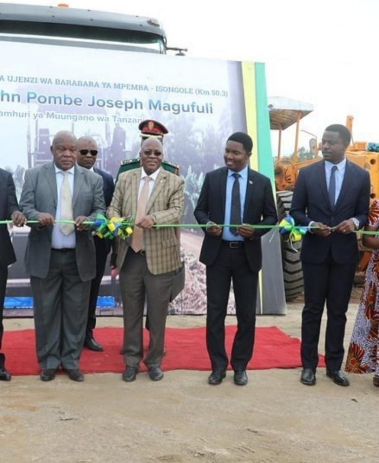 JPM aendelea na ziara  Songwe, awake jiwe la msingi ujenzi wa barabara