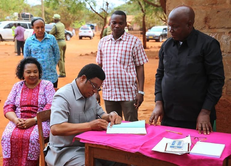 Waziri Mkuu ajiandikisha wilayani Ruangwa