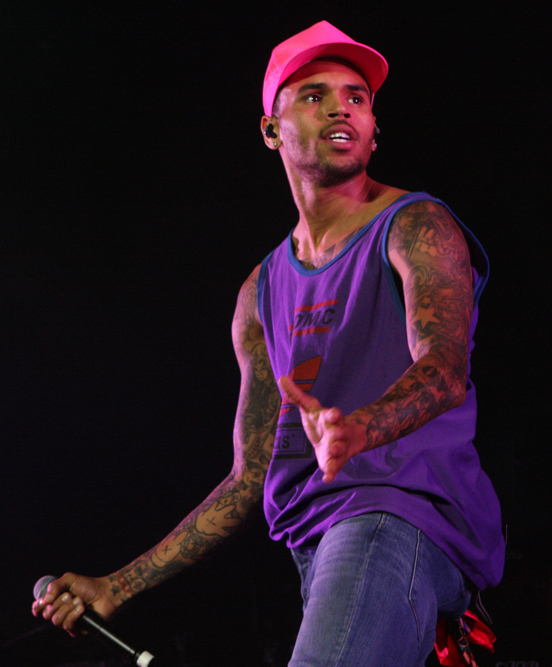 Mamia wajitokeza kwenye mnada wa bidhaa za Chris Brown