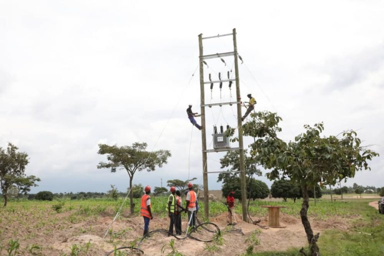 Kazi ya kusambaza umeme wilayani Chato yaendelea