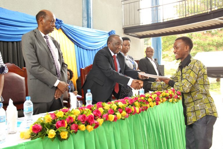 Chuo Kikuu Ardhi cha watunuku wahitimu wake