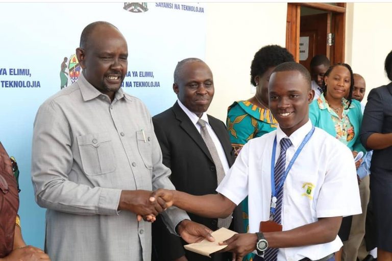 Waandishi bora wa Insha wakabidhiwa zawadi