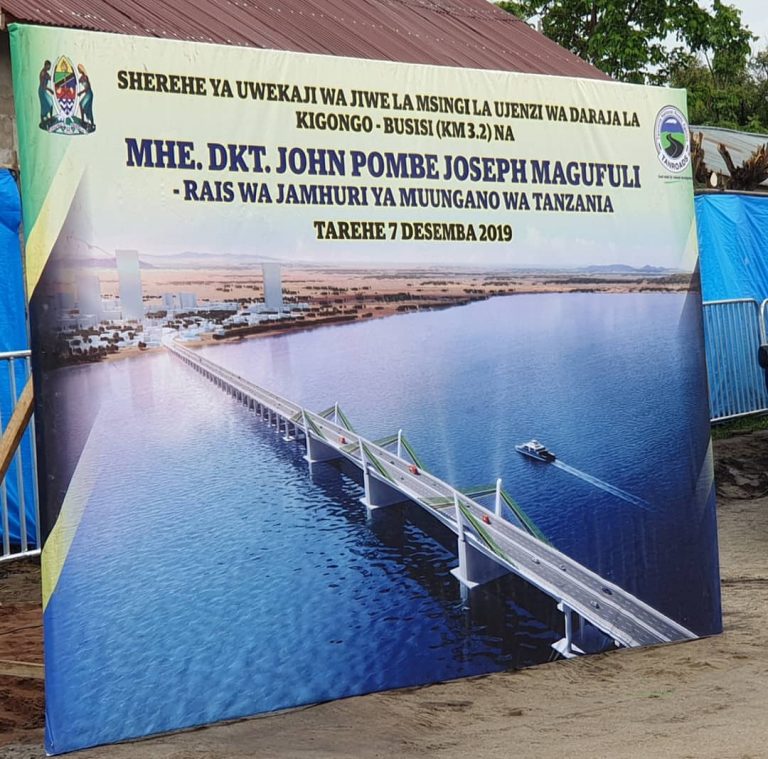 Rais Magufuli aweka jiwe la Msingi Mradi Mkubwa wa Ujenzi wa Daraja
