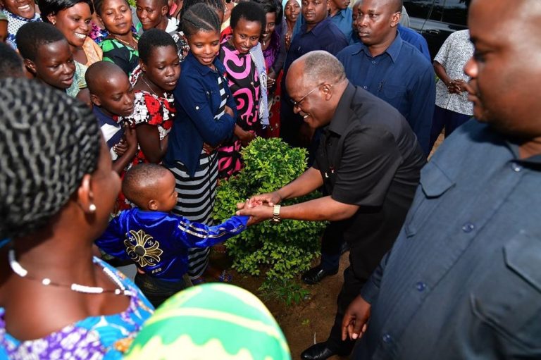 Rais Magufuli Atuma Salamu za Krismas akiwa Chato