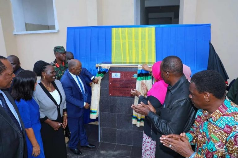 Rais Magufuli aweka jiwe la msingi la ujenzi wa Shule ya Mwanakwerekwe