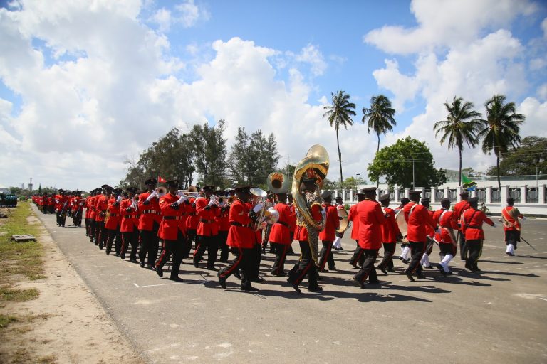 MUBASHARA: Rais kuwatunuku kamisheni maafisa wa JWTZ