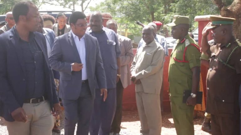 Waziri Mkuu atembelea makaburi ya Kola, atoa agizo