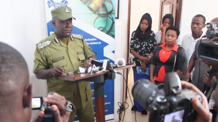 wilbroad mutafungwa kamada wa polisi mkoa wa morogoro, akizungumza na waandishi wa habari mkoani morogoro