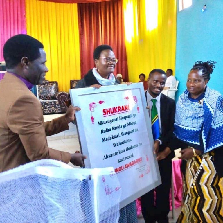 Dkt. Tulia akabidhi kadi ya shukrani Hospitali ya Rufaa Mbeya