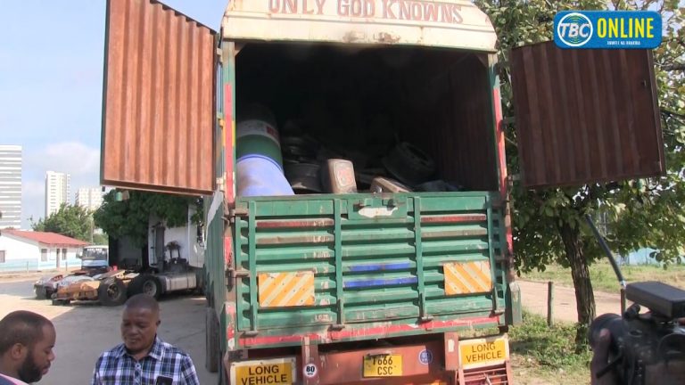 Gari lakamatwa likisafirisha vyuma chakavu bila kibali.