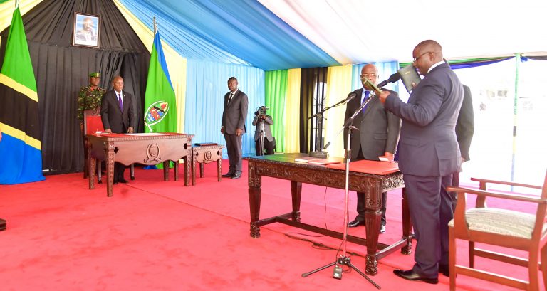 Rais Magufuli amuapisha Mwanasheria Mkuu wa Serikali