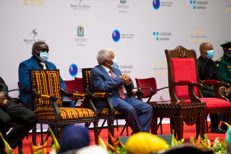 Mzee Mwinyi apewa zawadi ya gari