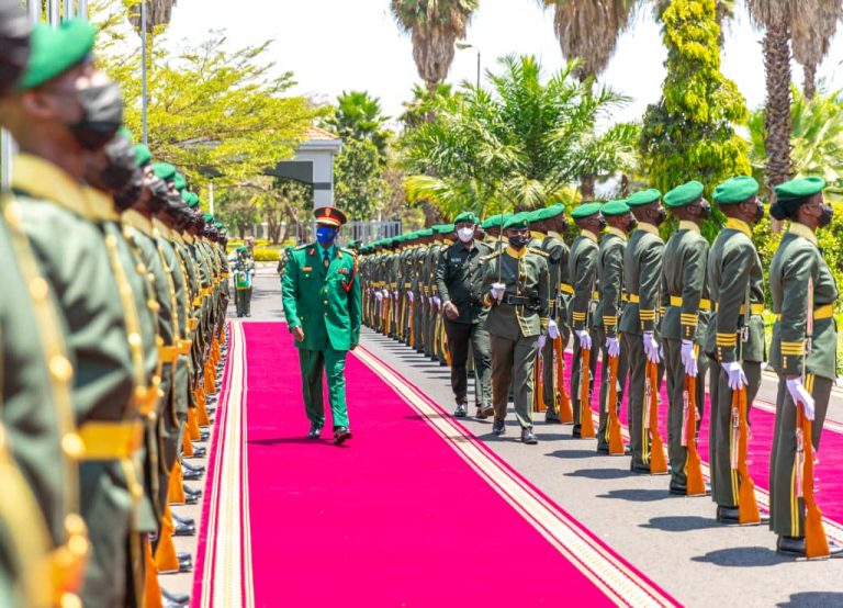 Jenerali Mabeyo aanza ziara Rwanda