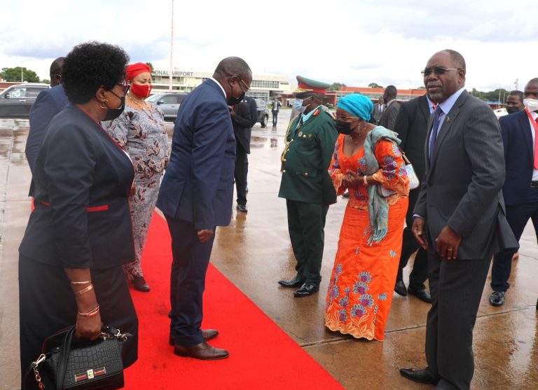 Makamu wa Rais Dkt. Philip Mpango akiagana na Viongozi mbalimbali wa Malawi katika uwanja wa ndege wa Kimataifa wa Kamuzu uliopo Lilongwe, mara baada ya kumalizika kwa mkutano wa dharura wa wakuu wa nchi na Serikali wa Nchi Wanachama wa Jumuiya ya Maendeleo Kusini Mwa Afrika (SADC).  Dkt. Mpango alimuwakilisha Rais Samia Suluhu Hassan katika mkutano huo.