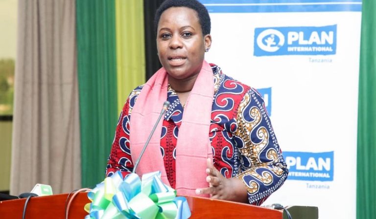 Lugangira awapa ujumbe kikosi kazi cha kuratibu maoni ya demokrasia ya vyama vingi