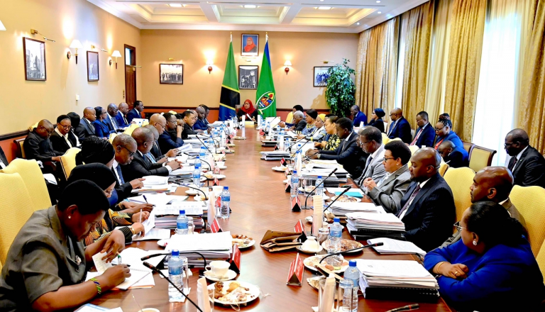 Rais Dkt. Samia Suluhu Hassan akiongoza Kikao cha Baraza la Mawaziri kilichofanyika Ikulu jijini Dar es Salaam leo Januari 13, 2023