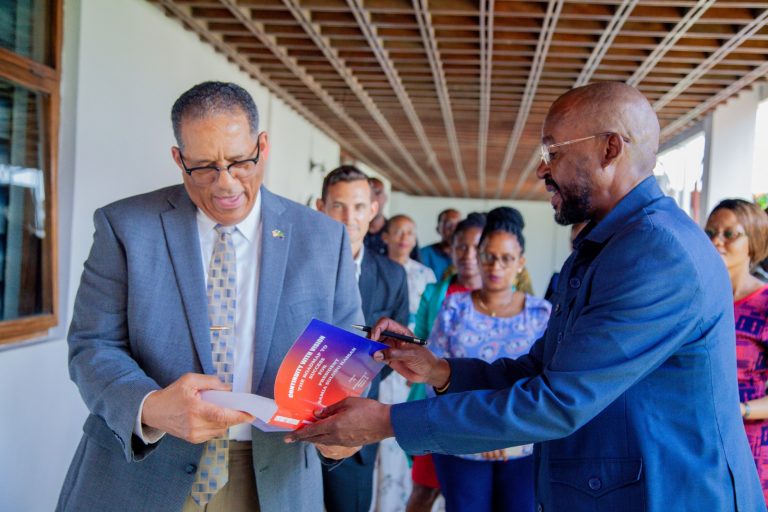 Balozi wa Marekani apewa zawadi ya kitabu na TBC