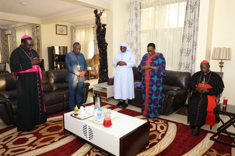 Kardinali Pengo azuru kaburi la JPM