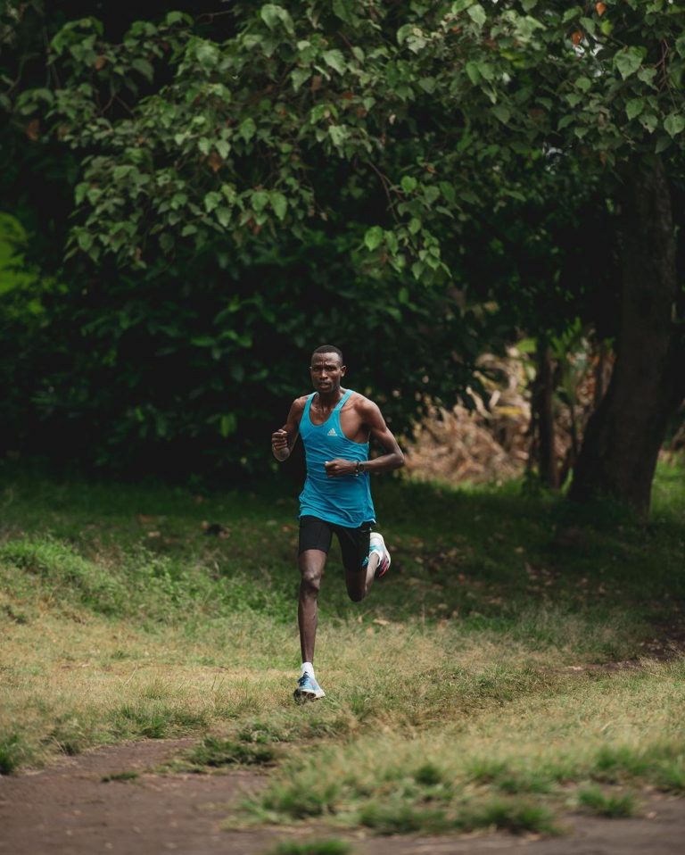 Geay kupeperusha bendera ya Tanzania Boston Marathon leo